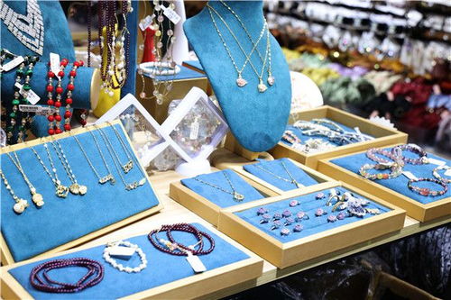 雙節(jié)同歡慶 樂購在華豐 鞋帽零售市場(chǎng)迎來消費(fèi)熱潮